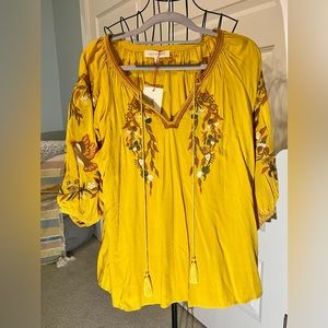 ✨NWT GOLDEN EMBROIDERED BLOUSE✨ Size M